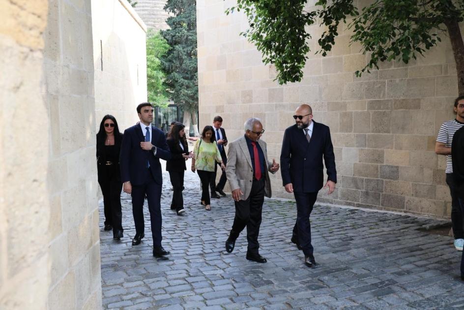Mavriki Prezidenti İçərişəhəri gəzdi – FOTO