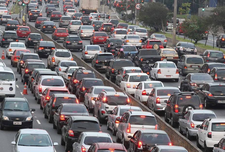 Bakı tıxacdan boğulur: Ekspert çıxış yolunu açıqladı
