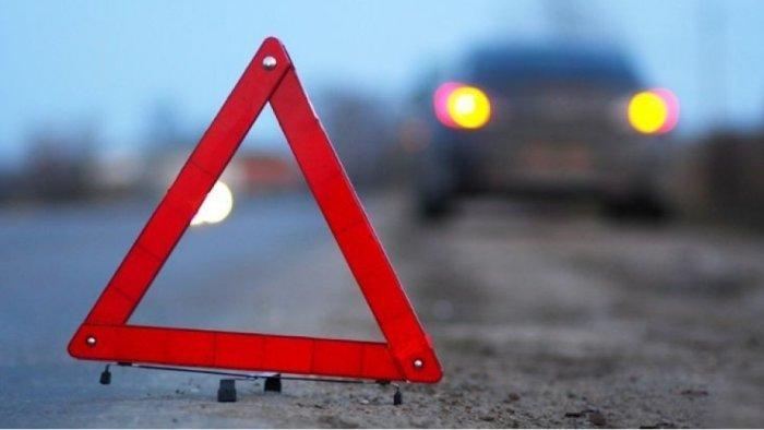 Qırmızıdan keçən minik avtomobili avtobusa çırpıldı