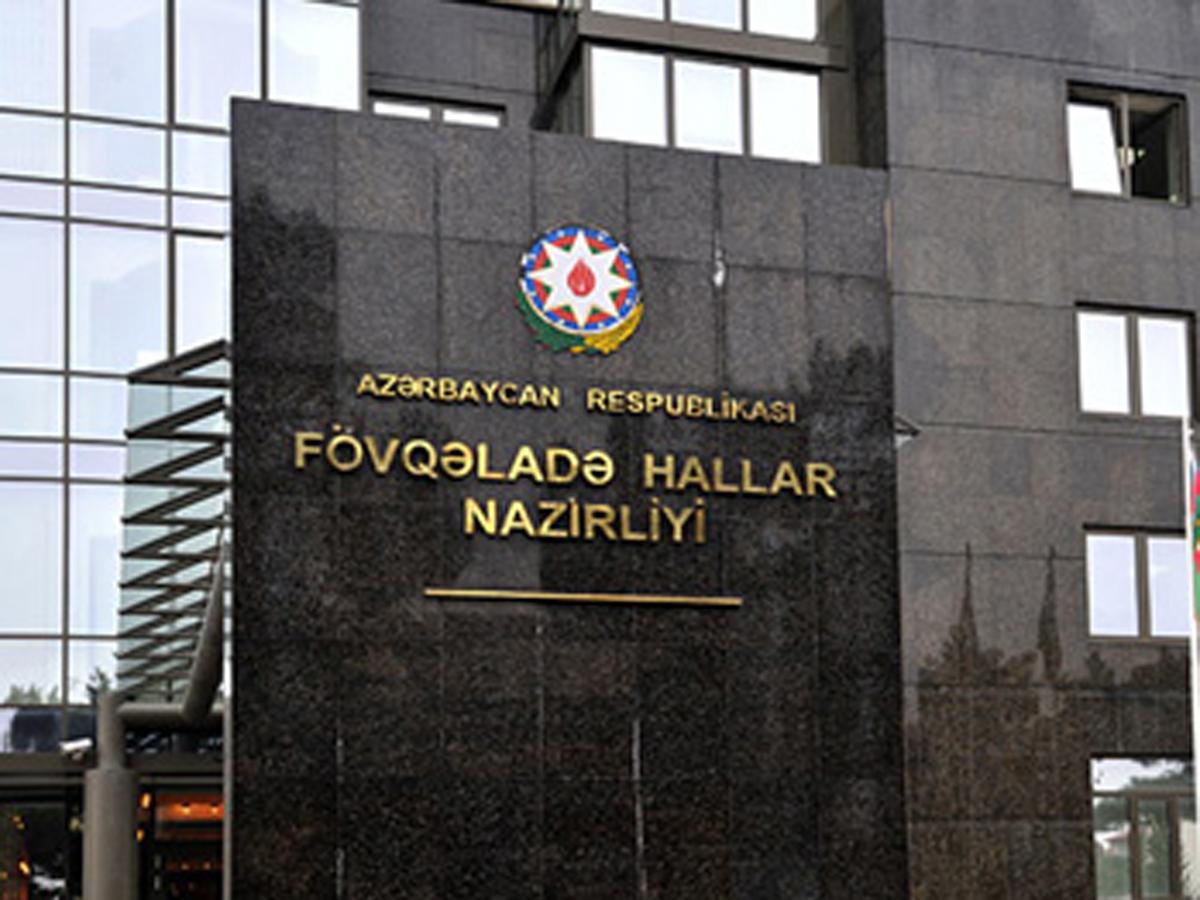 Bakıda uşağın başı stadionun dəmirləri arasında qaldı - VİDEO