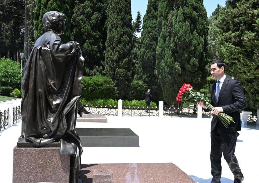 Türkmənistan Prezidenti Fəxri xiyabanda Heydər Əliyevin məzarını ziyarət etdi - FOTO