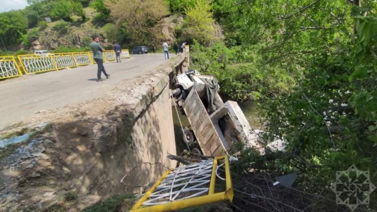 Yük avtomobili çaya aşdı, ölən var Yük avtomobili çaya aşdı, ölən var