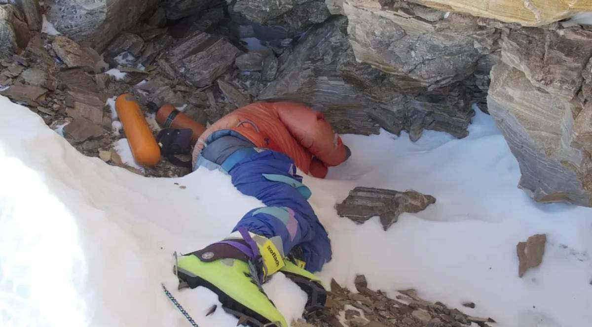 Everestdə alpinistin cəsədinin axtarışlarına yenidən başlanıldı Everestdə alpinistin cəsədinin axtarışlarına yenidən başlanıldı