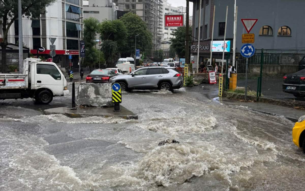 Güclü leysan İstanbulu iflic etdi - FOTOLAR Güclü leysan İstanbulu iflic etdi - FOTOLAR